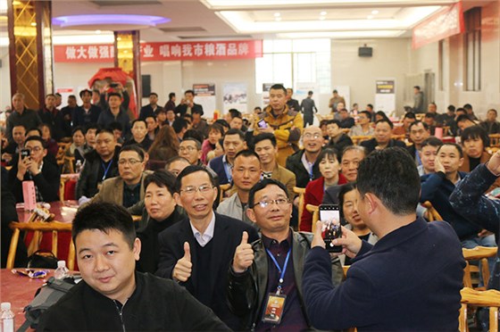 胡總與現(xiàn)場學(xué)員合影 胡總與現(xiàn)場學(xué)員合影