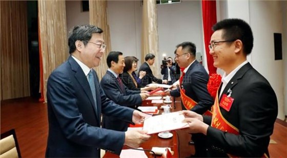 ▲省委書記杜家毫領(lǐng)導(dǎo)為獲獎(jiǎng)代表頒獎(jiǎng)。