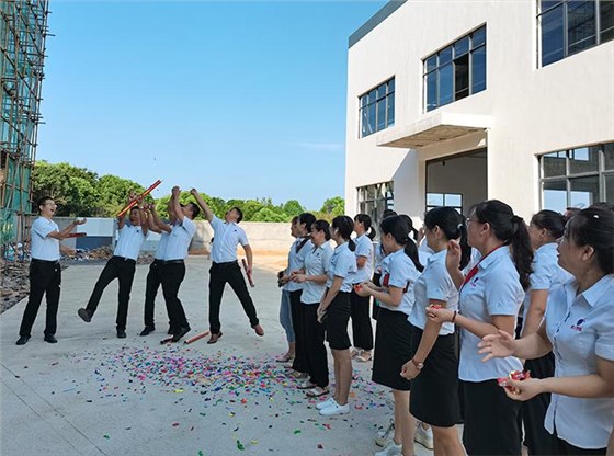 熱烈慶祝雅大智能不銹鋼釀酒設(shè)備廠喬遷大吉 4 熱烈慶祝雅大智能不銹鋼釀酒設(shè)備廠喬遷大吉 4