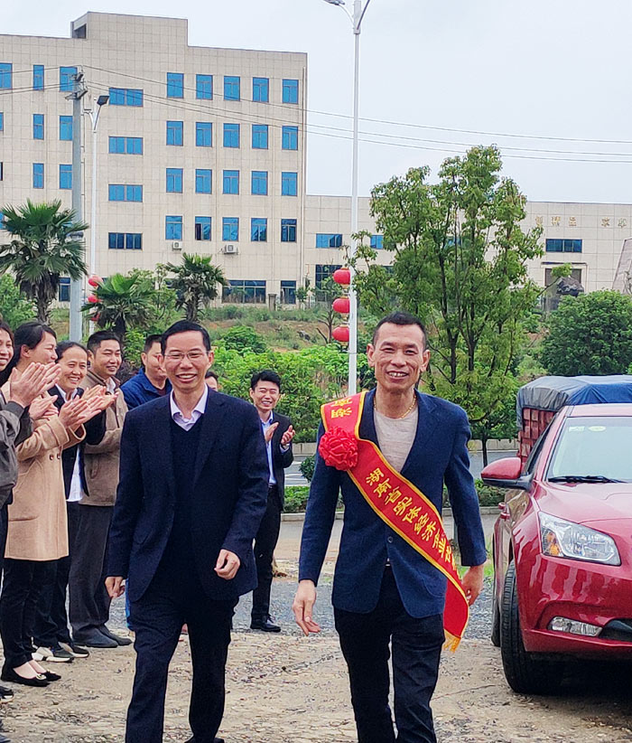 ▲胡總帶領(lǐng)公司全體迎接蔣水生回家 ▲胡總帶領(lǐng)公司全體迎接蔣水生回家