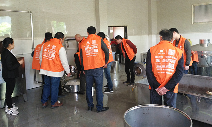 五一雅大釀酒設(shè)備廠教您現(xiàn)場做酒 五一雅大釀酒設(shè)備廠教您現(xiàn)場做酒