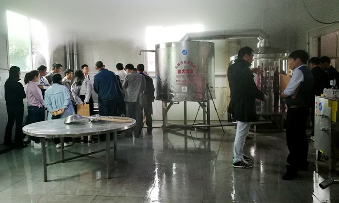 雅大蒸汽釀酒設(shè)備廠酒廠學(xué)員實(shí)操 雅大蒸汽釀酒設(shè)備廠酒廠學(xué)員實(shí)操