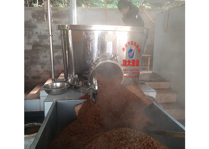 雅大固態(tài)全自動(dòng)釀酒設(shè)備出料十分輕松 雅大固態(tài)全自動(dòng)釀酒設(shè)備出料十分輕松