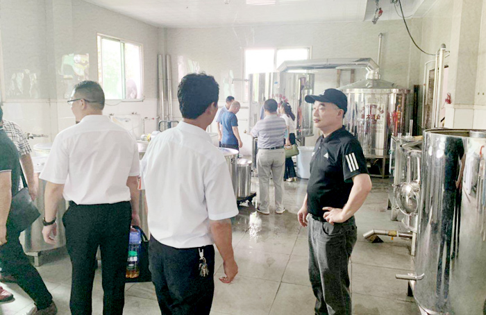 酒業(yè)協(xié)會成員參觀雅大科技釀酒廠 酒業(yè)協(xié)會成員參觀雅大科技釀酒廠