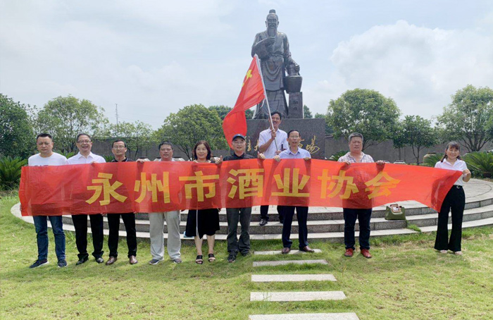 到會黨員在雅大釀酒文化廣場合影留戀 到會黨員在雅大釀酒文化廣場合影留戀
