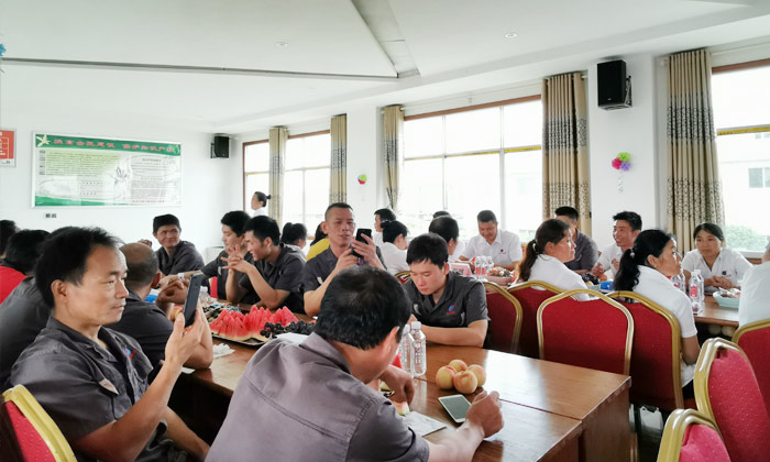 員工們放下緊張的工作相互交流增進感情 員工們放下緊張的工作相互交流增進感情