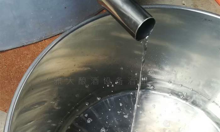 發(fā)酵完成即可用小型烤酒設(shè)備蒸餾