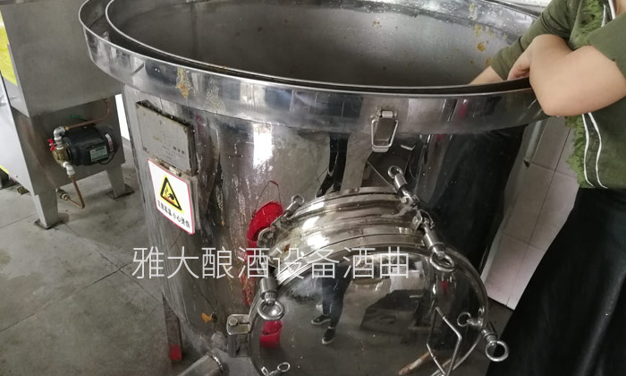 雅大側(cè)開口高粱釀酒設(shè)備 雅大側(cè)開口高粱釀酒設(shè)備